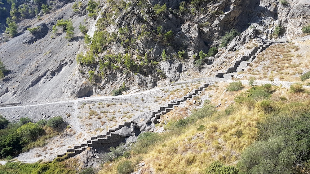 Di fronte al Ponte del Diavolo